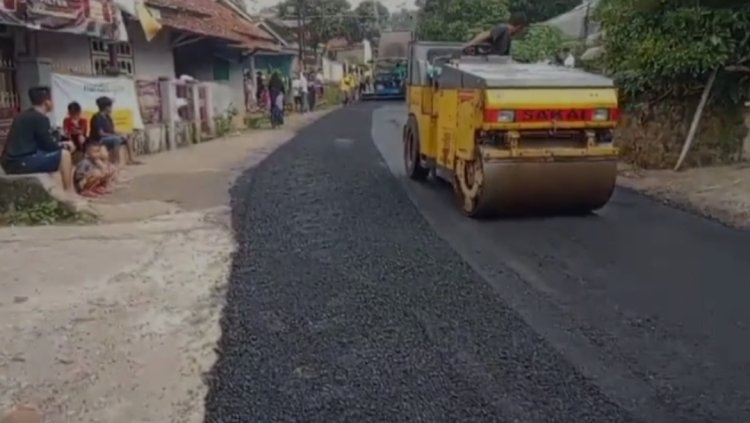 Perbaikan Jalan Utama Desa Di Desa Cibunar Di Realisasikan Oleh Pemdes Cibunar