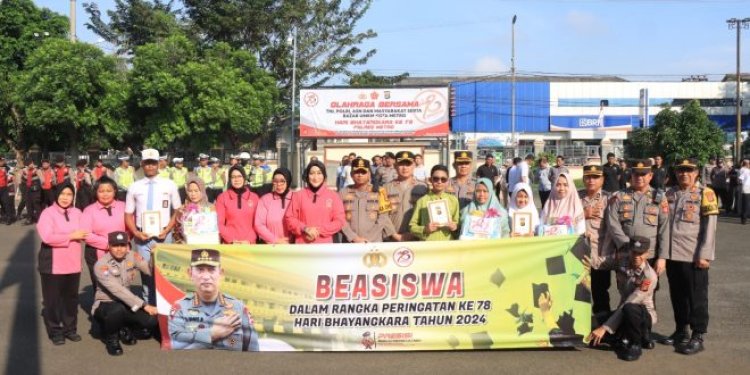 Dalam rangka HUT Bhayangkara ke-78 Kapolres Metro Polda Lampung AKBP Heri Sulistyo Nugroho, Memberikan Penghargaan Dan Bantuan Beasiswa Kepada 3 Siswa SD, SMP dan SMA Yang berprestasi Dalam Bidang Akademik Dan Non Akademik