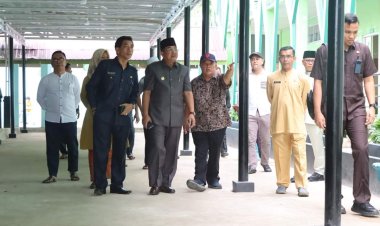 Bupati Tanjabbar Sambangi RSUD, Berikan Doa dan Semangat Pasien yang Dirawat