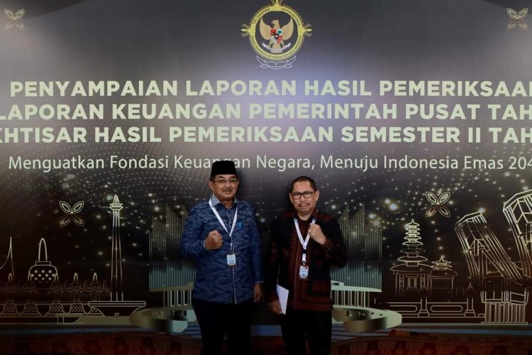 Bersama Ketua DPRD, Bupati Tanjabbar Hadiri Penyerahan LHP LKPP 2023