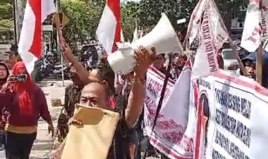 Kantor OJK Riau Didemo Anggota LSM Bara Api Lakukan Aksi Pecah Kepala