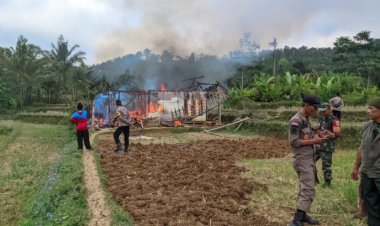 Kebakaran Melanda Rumah Warga Di Kampung Cintabakti Desa Jayabakti,2 KK Di Evakuasi.