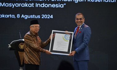 Wapres Ma'ruf Amin Berikan Penghargaan UHC Awards Kepada 493 Kepala Daerah 
