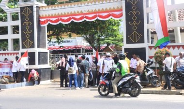 Pelantikan 25 Anggota DPRD Metro Diwarnai Aksi Unjuk Rasa