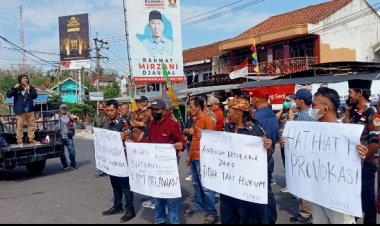 Gabungan LSM,Organisasi Profesi dan Ormas Di Way Kanan kembali mengelar Aksi demo dan turun kejalan.