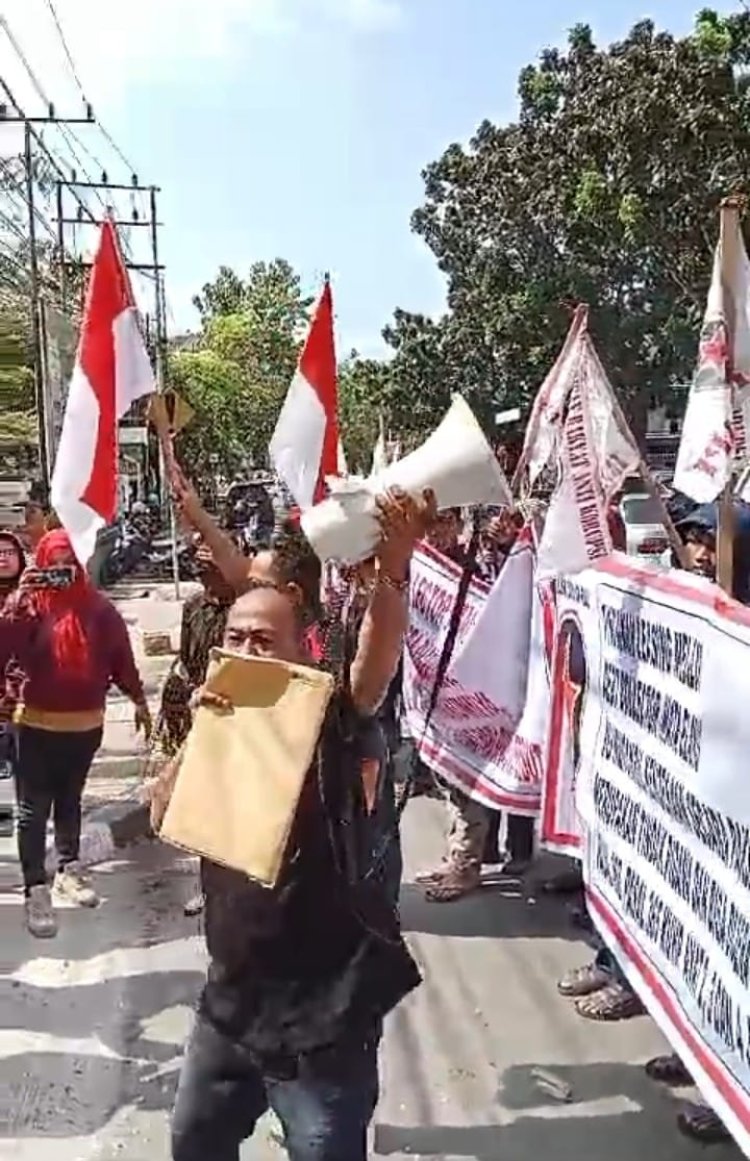 Kantor OJK Riau Didemo Anggota LSM Bara Api Lakukan Aksi Pecah Kepala