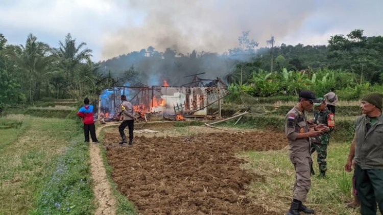 Kebakaran Melanda Rumah Warga Di Kampung Cintabakti Desa Jayabakti,2 KK Di Evakuasi.