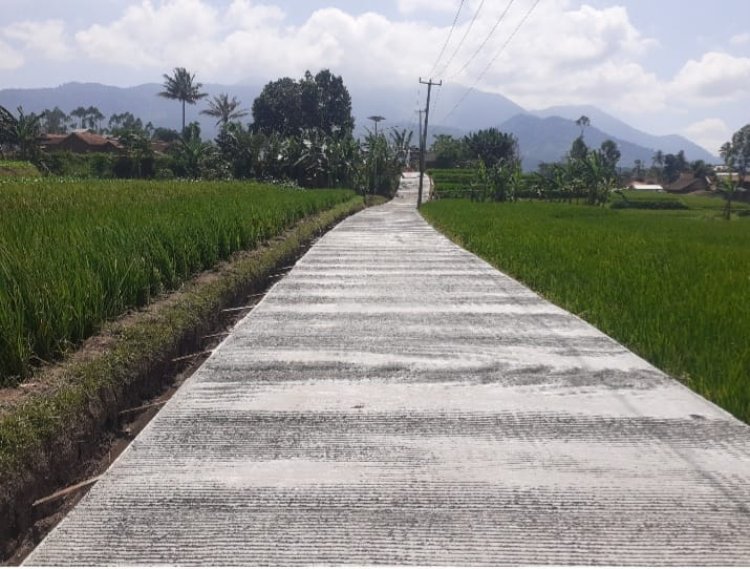 Desa Samarang  Membangun Jalan Usaha Tani Dengan Rambat Beton Di Kampung Bongkor