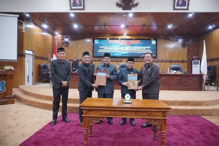 Bupati Hadiri Rapat Paripurna ke Empat DPRD Kabupaten Tanjabbar Tahun 2024