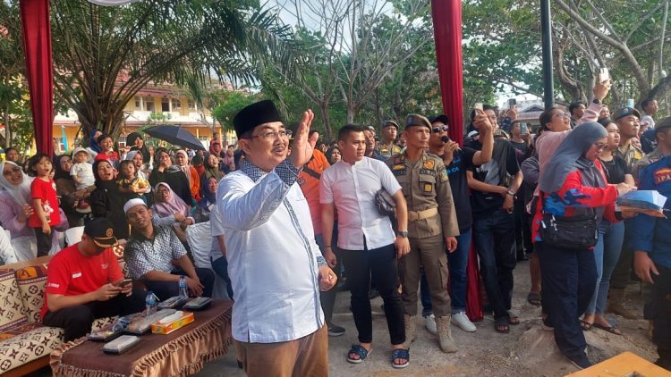 Bupati Lepas Lomba Panjat Pinang Dalam Rangka HUT RI Ke-79 dan Hari Jadi Tanjabbar Ke-59