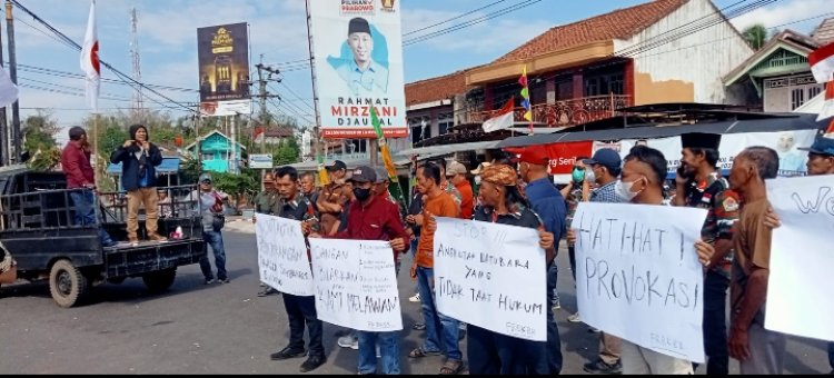 Gabungan LSM,Organisasi Profesi dan Ormas Di Way Kanan kembali mengelar Aksi demo dan turun kejalan.