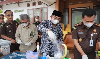 Bupati Saksikan Pemusnahan Barang Bukti dari 73 Perkara Pidana di Kejari Tanjab Barat