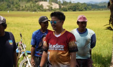 Respon Cepat, Bupati Azis Pantau Langsung Pengaspalan Dan Perbaikan JUT Di Tumbudadio