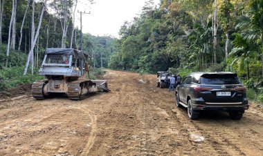 Respon Cepat, Gerindra Sultra Lakukan Perbaikan Jalan Rawua-Puuloro