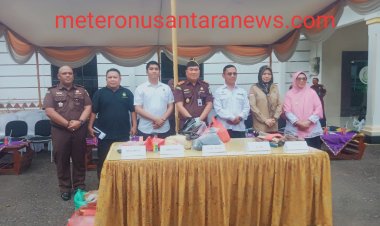 Kejaksaan negeri kabupaten way kanan musnah kan barang bukti yang sudah mempunyai kekuatan hukum tetap.