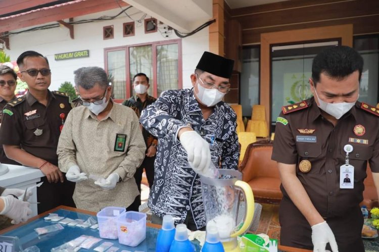 Bupati Saksikan Pemusnahan Barang Bukti dari 73 Perkara Pidana di Kejari Tanjab Barat