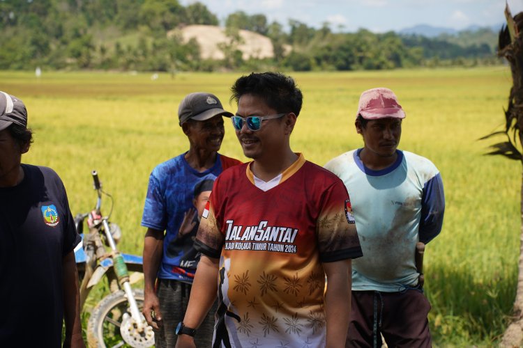 Respon Cepat, Bupati Azis Pantau Langsung Pengaspalan Dan Perbaikan JUT Di Tumbudadio