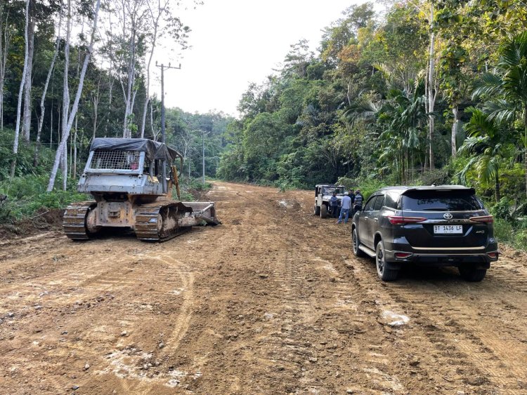 Respon Cepat, Gerindra Sultra Lakukan Perbaikan Jalan Rawua-Puuloro