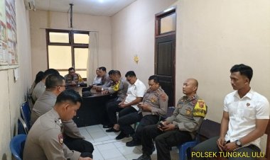 Kapolsek Tungkal Ulu AKP Ivan Ripai gelar rapat penekanan netralitas terhadap seluruh anggota Polsek Tungkal Ulu di masa Pilkada.