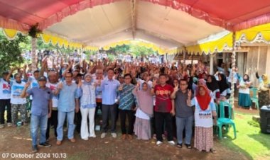 Calon Bupati Way Kanan Ali Rahman bersama H. Romli Kader Partai Kebangkitan Bangsa (PKB) sampaikan Orasi di depan Masyarakat Kampung Negeri Ujan Mas, Senin 07 Oktober 2024