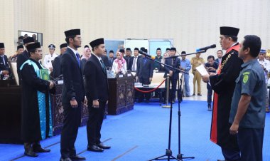 WAKIL BUPATI ZULQOINI SYARIIF HADIRI RAPAT PARIPURNA DPRD PESIBAR DENGAN ACARA PENGUCAPAN SUMPAH/JANJI PIMPINAN DPRD MASA JABATAN 2024-2029