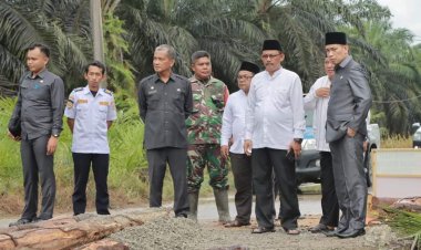 Pjs Bupati Tanjabbar Tinjau Jalan Rusak di Dua Desa