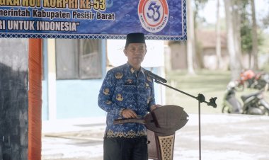ASISTEN I AUDI MARPI SERAHKAN BANTUAN KE KELUARGA BERESIKO STUNTING DALAM RANGKA HUT KORPRI KE-53
