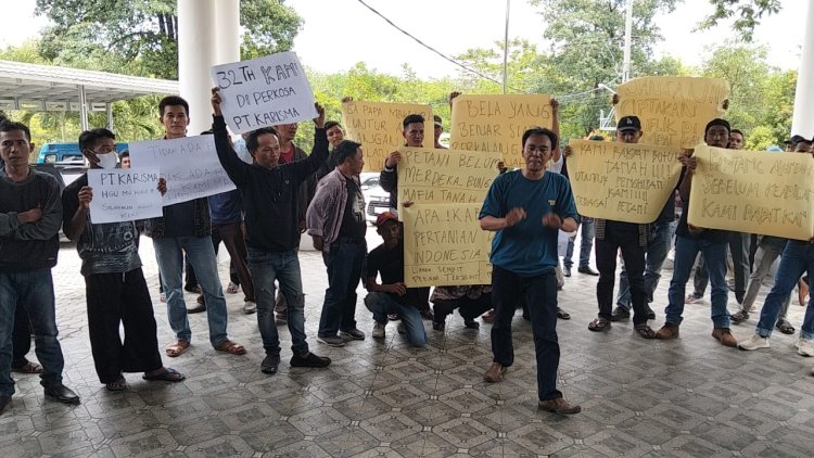 Ratusan Massa Perwakilan Dari Kampung Giham, Tanjung Raja Sakti, dan Bumi Dana Mendatangi Kantor BPN Way Kanan, Menuntut Agar Lahan HGU PT Karisma Yang Sudah Habis Izinya Agar Dikembalikan Kepada Masyarakat