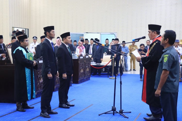 WAKIL BUPATI ZULQOINI SYARIIF HADIRI RAPAT PARIPURNA DPRD PESIBAR DENGAN ACARA PENGUCAPAN SUMPAH/JANJI PIMPINAN DPRD MASA JABATAN 2024-2029