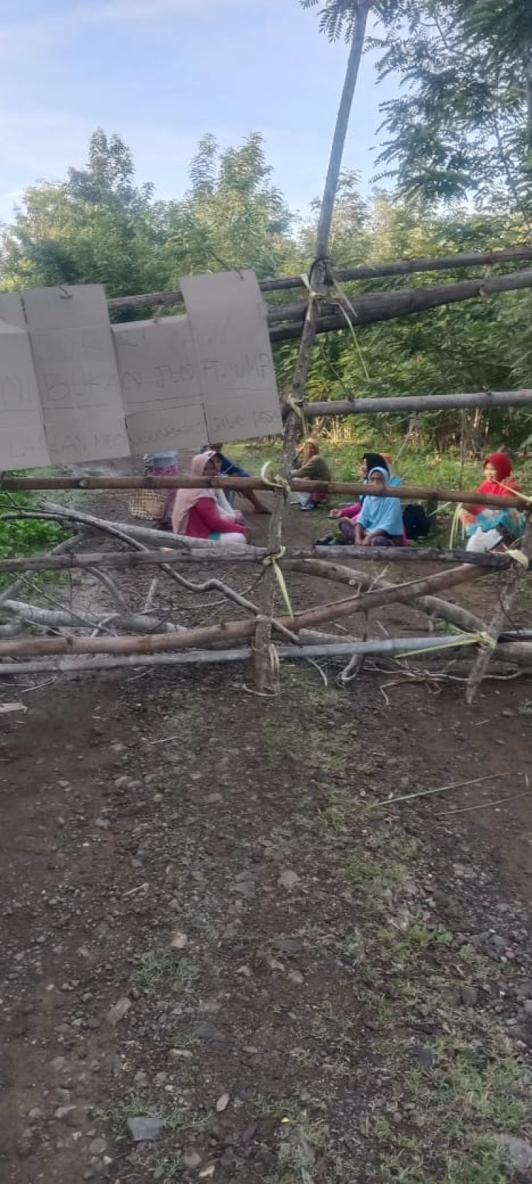 Mosi Tidak Percaya Lagi,Terhadap PT Wiramas Permai,Warga Desa Toiba,Blokir Akses Jalan Desa Ke Perusahan