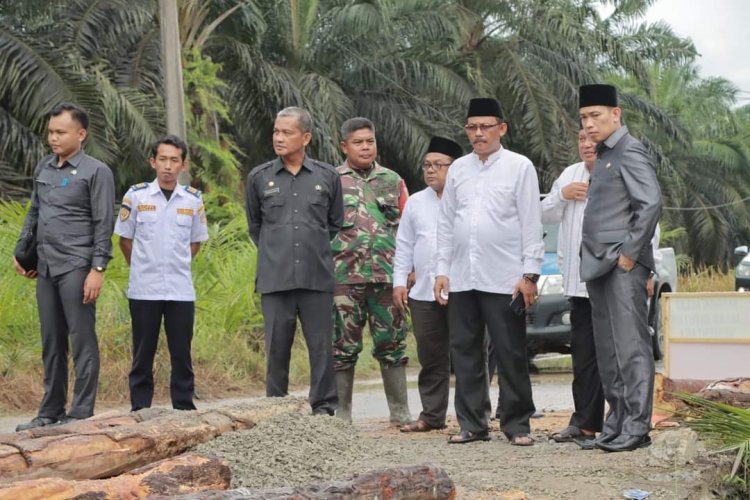 Pjs Bupati Tanjabbar Tinjau Jalan Rusak di Dua Desa