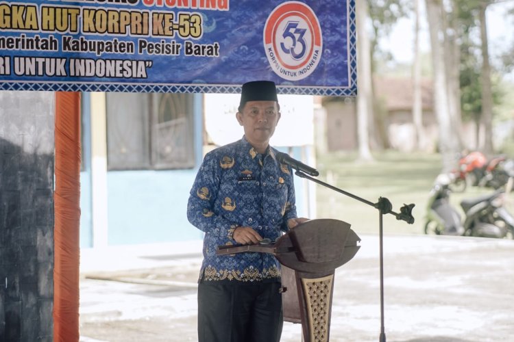 ASISTEN I AUDI MARPI SERAHKAN BANTUAN KE KELUARGA BERESIKO STUNTING DALAM RANGKA HUT KORPRI KE-53