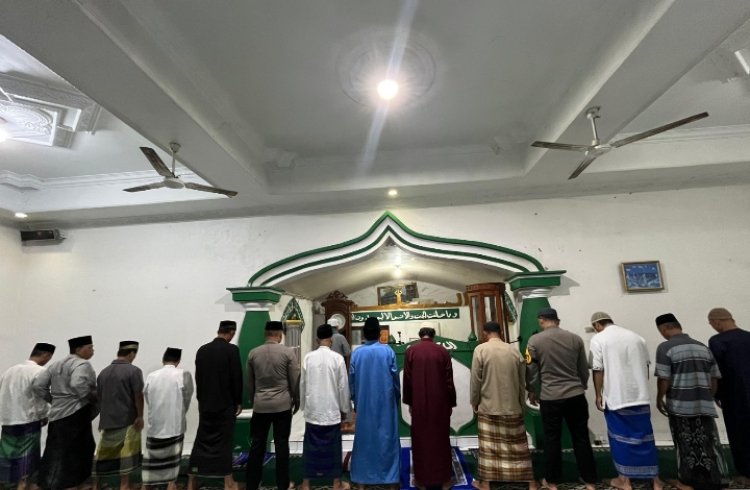 Cipta Kondisi Jelang Pilkada Serentak 2024, Kapolres dan Anggota Salat Subuh Berjamaah di Way Kanan