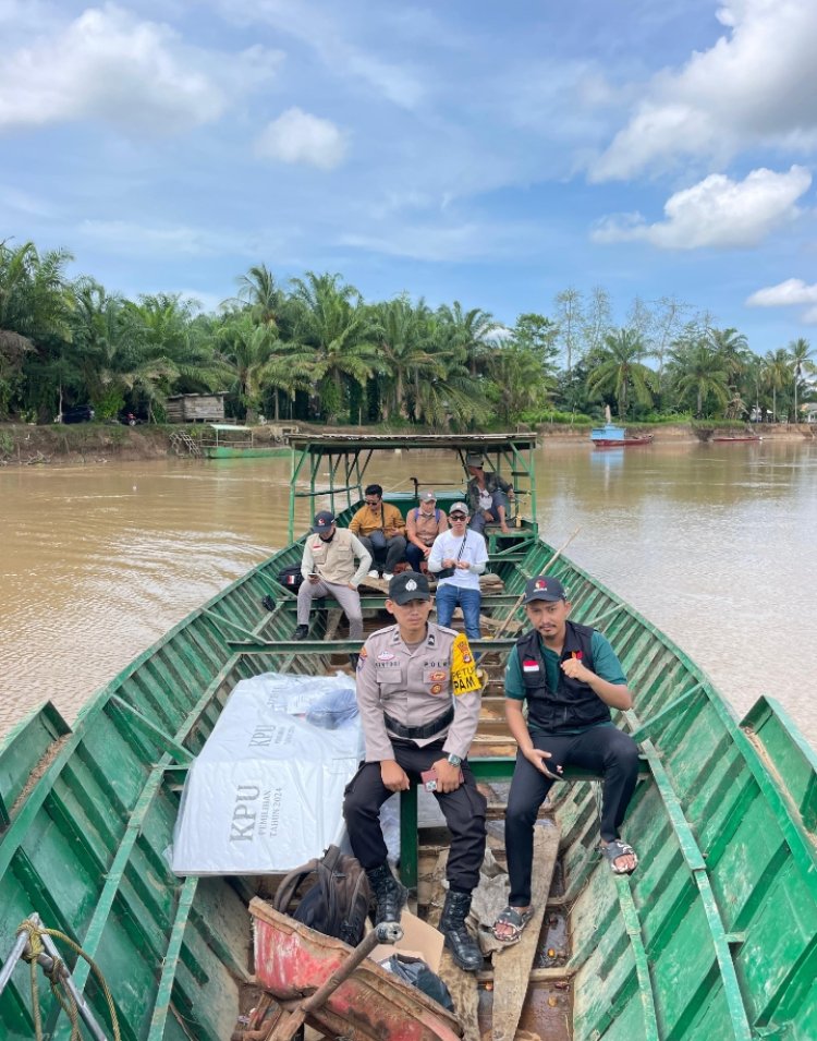 Tempuh Jalur Sungai, Polisi Berjibaku Distribusikan Logistik Pilkada di Way Kanan