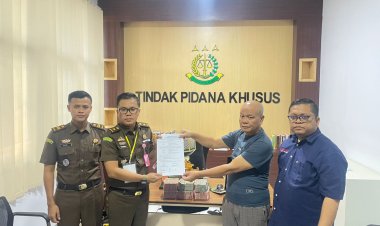 Penyidik Pidana Khusus Kejari Lampung Barat Terima Titipan Uang Kerugian Keuangan Negara Sebesar Rp 500 Juta dalam Perkara Korupsi Peningkatan Jalan Marang-Kupang Ulu Kabupaten Pesisir Barat