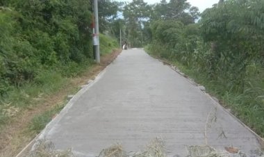Jalan Kampung Cireundeu Di Desa Godog Melakukan Pembangunan Rambat Beton Untuk Kepentingan Warga
