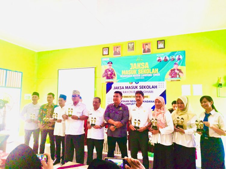 Siswa SMAN 2 Sekampung Mengikuti Program Jaksa Masuk Sekolah(JMS) Dari Kejaksaan Negeri ( Kejari) Lampung Timur Di SMAN 1 Sekampung