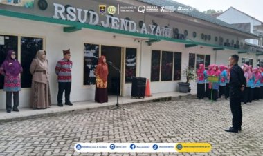 KEPALA BAGIAN KEUANGAN RSUD JENDERAL AHMAD YANI METRO DIAH KUSUMANINGRUM, S.K.M., M.K.M PIMPIN APEL PAGI DI HALAMAN  KANTOR KAMIS, 20 FEBRUARI 2025