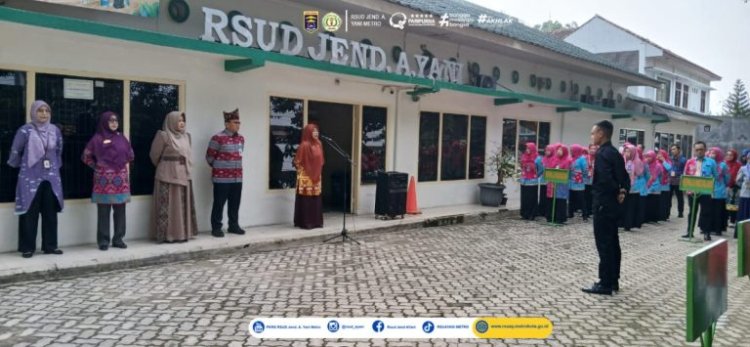 KEPALA BAGIAN KEUANGAN RSUD JENDERAL AHMAD YANI METRO DIAH KUSUMANINGRUM, S.K.M., M.K.M PIMPIN APEL PAGI DI HALAMAN  KANTOR KAMIS, 20 FEBRUARI 2025