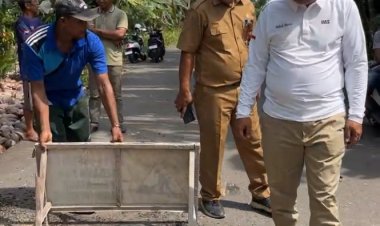 Bupati Anwar Sadat Bersama Kadis PUPR Tinjau Jalan Rusak Parah di Tungkal Ilir