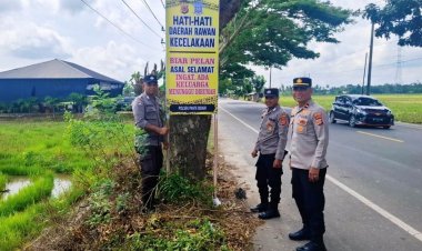 Kapolsek Pantee Bidari Pimpin Pemasangan Banner Imbauan Keselamatan Berlalu lintas