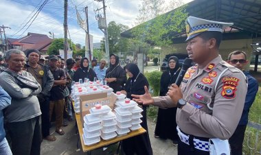 Jumat Barokah, Satlantas Polres Lhokseumawe Berbagi Makanan Kepada Warga