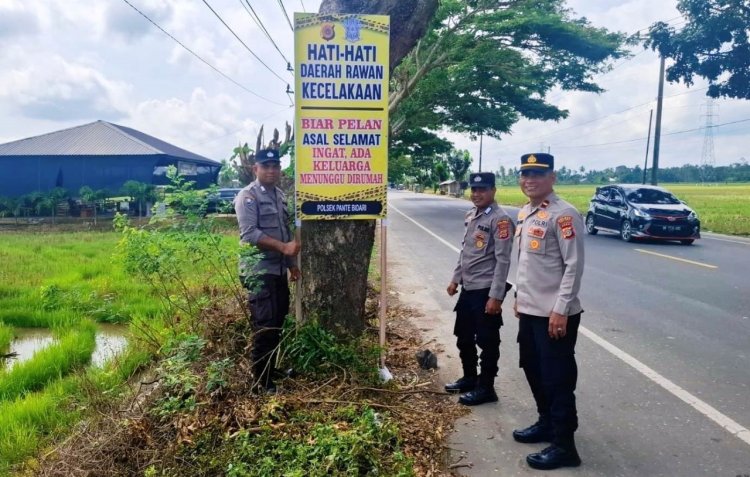 Kapolsek Pantee Bidari Pimpin Pemasangan Banner Imbauan Keselamatan Berlalu lintas