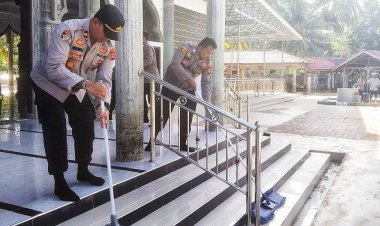 Sambut Idul Adha, Kapolsek Idi Tunong Bersama Anggota Bersihkan Mesjid Babul Jannah