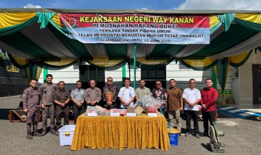 Kejari Way Kanan Musnahkan BB Tindak Pidana Umum Yang Telah Mempunyai Hukum Tetap (Incracht) Pada hari ini Kamis, 12 Juni 2025. Jam. 10.00 Wib yang Bertempat di Halaman Kantor Kejaksaan Negeri 