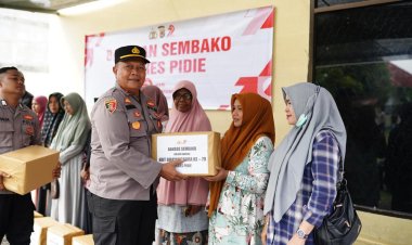 Polres Pidie Bagikan Sembako kepada Warga Kurang Mampu saat Pemeriksaan Kesehatan di Poliklinik