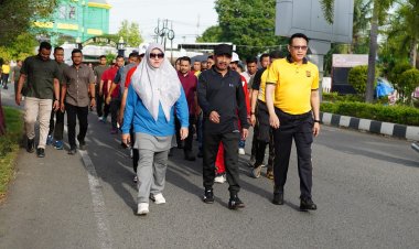 Bupati Pidie Kibarkan Bendera Start Jalan Santai HUT Bhayangkara ke-79 di Polres Pidie