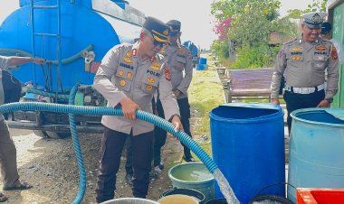 Momen Hari Bhayangkara, Polres Aceh Utara Salurkan Air Bersih Gratis untuk Warga Pesisir