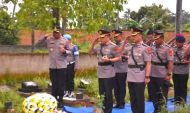 Hari Bhayangkara ke 79, Kapolres Dampingi Kapolda Lampung Anjang Sana ke Rumah Almarhum Briptu Ghalib