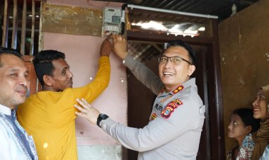 Kapolres Pidie Bersama Manajer UP3 PLN Sigli Lakukan Pemasangan Listrik Gratis untuk Warga Kurang Mampu